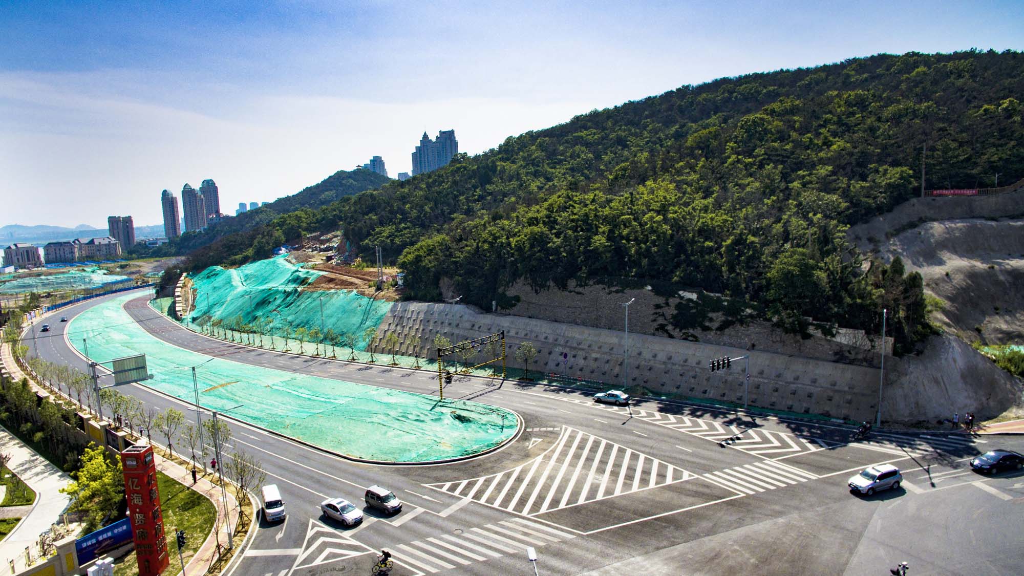 DJI_0708南部滨海大道西段（西延伸线）工程-护坡工程支护设计.jpg